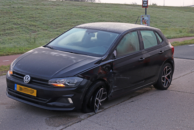 Vuilniswagen en auto botsen tegen elkaar aan de Hoogeindse Rondweg Waalwijk