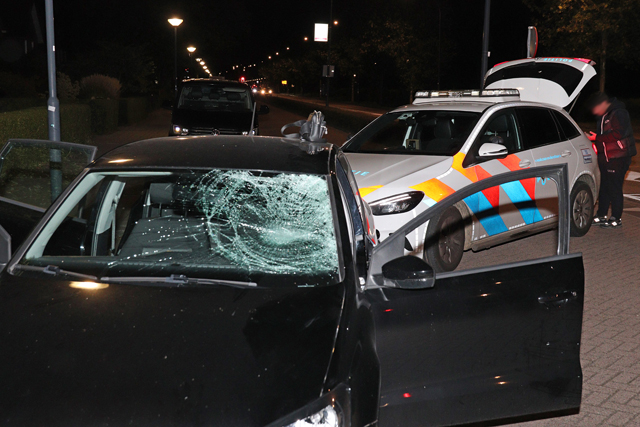Voetganger klapt op voorruit van auto aan de Noorder Parallelweg Waalwijk