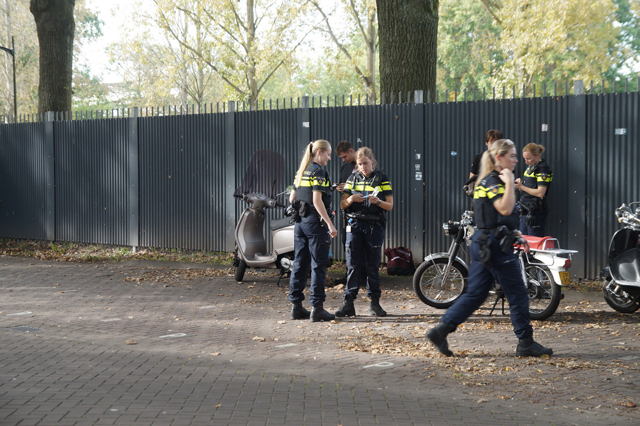 Bromfiets- en scootercontrole aan de Olympiaweg Waalwijk