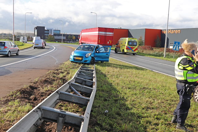 Bestuurster verliest de macht over het stuur op de A59 (Maasroute) Waalwijk