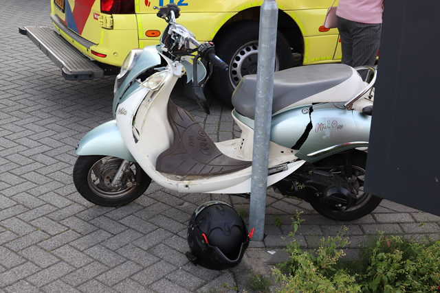 Scooterrijder raakt gewond bij botsing met auto aan de Prof. Asserweg Waalwijk