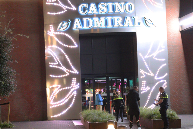 Twee personen worden casino uitgezet aan de Professor Asserweg Waalwijk