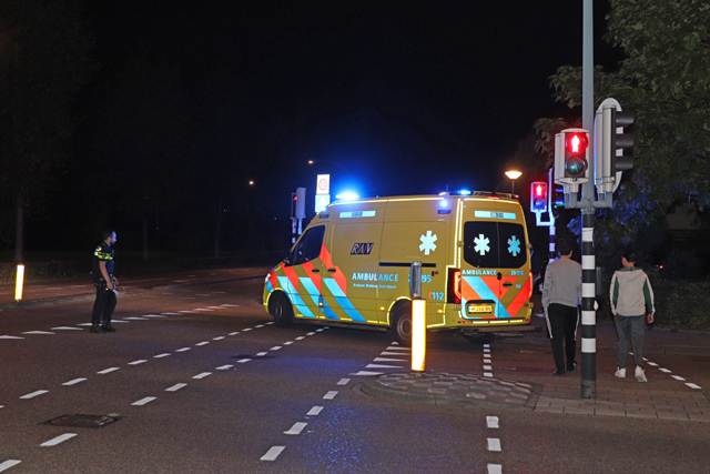 Voetganger klapt op voorruit van auto aan de Noorder Parallelweg Waalwijk