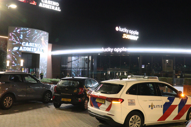 Twee personen worden casino uitgezet aan de Professor Asserweg Waalwijk