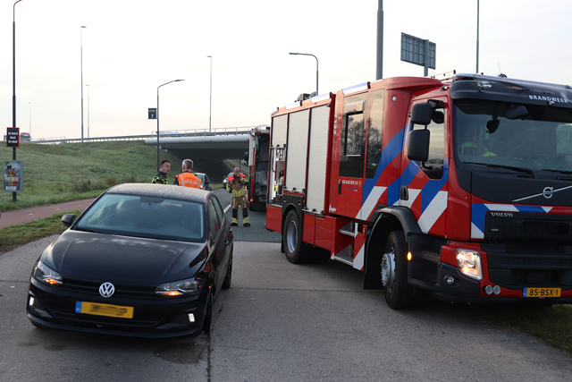 Vuilniswagen en auto botsen tegen elkaar aan de Hoogeindse Rondweg Waalwijk