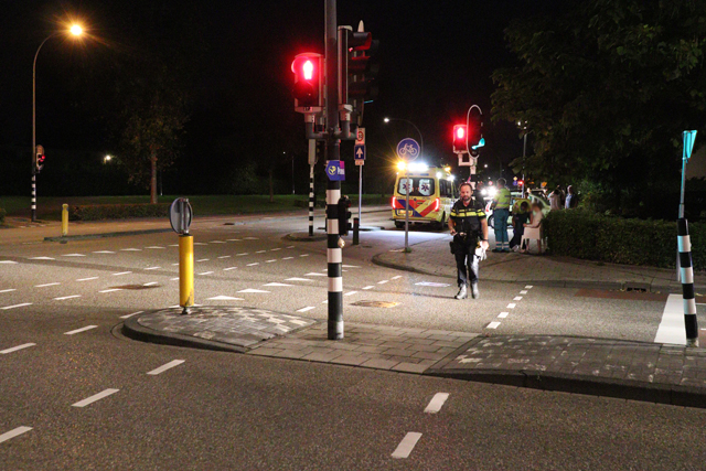 Voetganger klapt op voorruit van auto aan de Noorder Parallelweg Waalwijk
