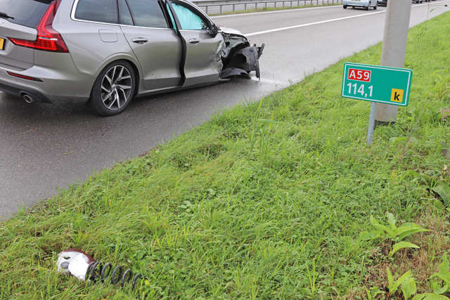 Veel schade door ongeval op de A59 (Maasroute) Waalwijk