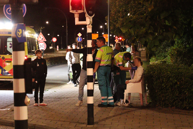 Voetganger klapt op voorruit van auto aan de Noorder Parallelweg Waalwijk