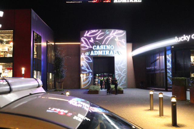 Twee personen worden casino uitgezet aan de Professor Asserweg Waalwijk