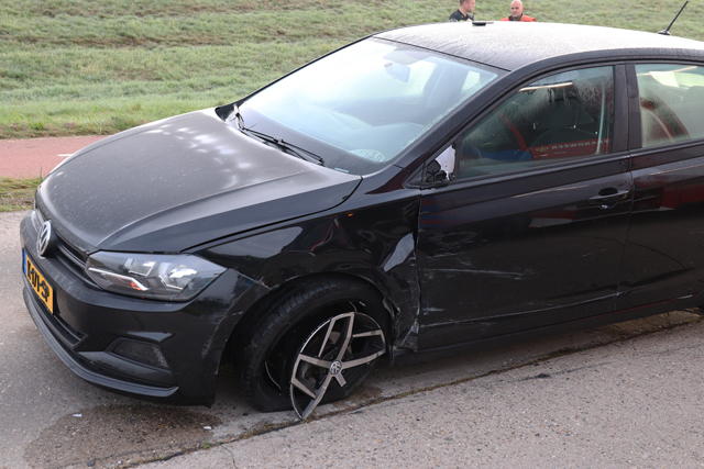 Vuilniswagen en auto botsen tegen elkaar aan de Hoogeindse Rondweg Waalwijk