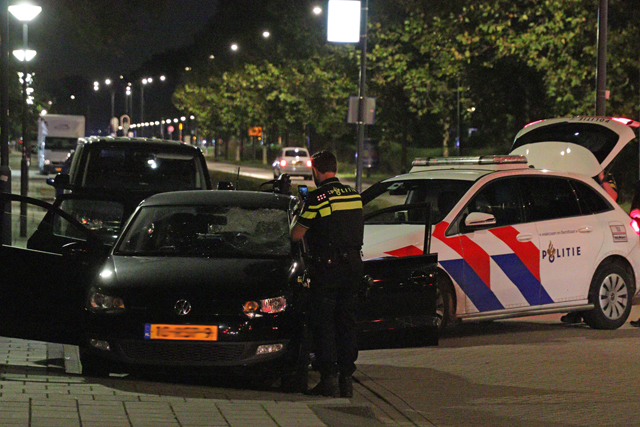 Voetganger klapt op voorruit van auto aan de Noorder Parallelweg Waalwijk