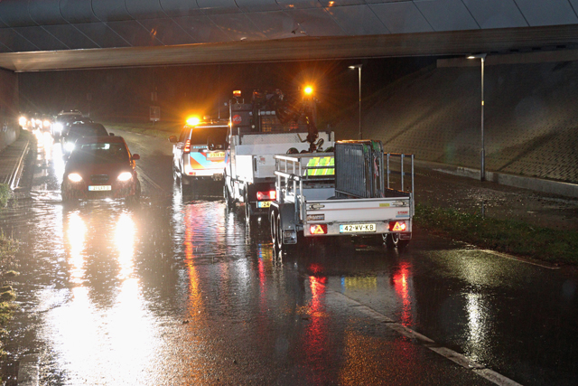 Viaduct afgesloten door wateroverlast aan de Hoogeindse Rondweg Waalwijk