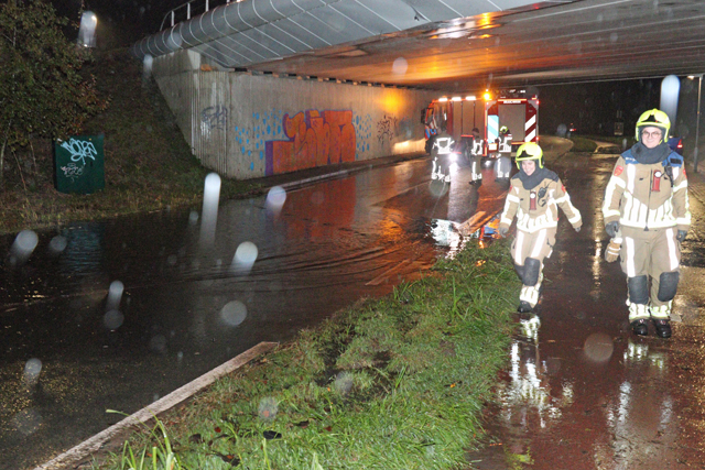 Viaduct afgesloten door wateroverlast aan de Hoogeindse Rondweg Waalwijk