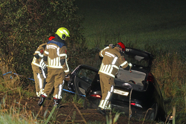 Bestuurster belandt met auto in de sloot bij Waalwijk-Oost