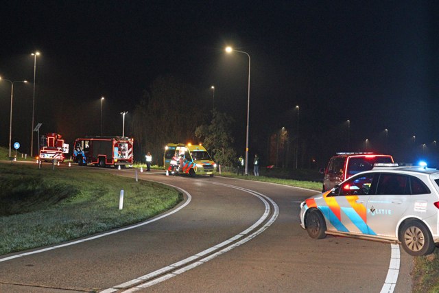 Bestuurster belandt met auto in de sloot bij Waalwijk-Oost