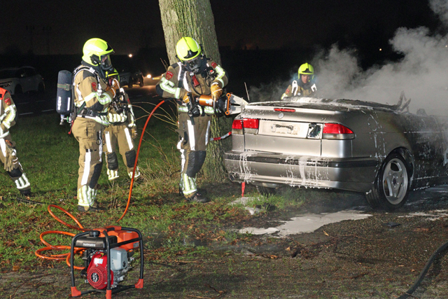 Auto gaat in vlammen op aan de Zomerdijk Waalwijk