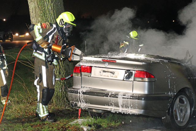 Auto gaat in vlammen op aan de Zomerdijk Waalwijk