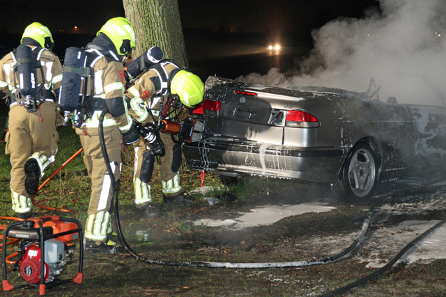 Auto gaat in vlammen op aan de Zomerdijk Waalwijk
