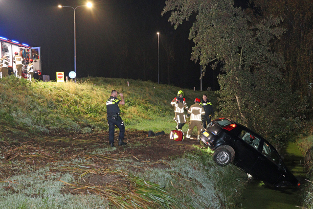 Bestuurster belandt met auto in de sloot bij Waalwijk-Oost