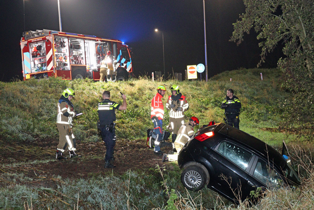Bestuurster belandt met auto in de sloot bij Waalwijk-Oost