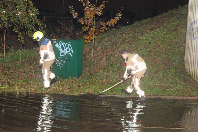Viaduct afgesloten door wateroverlast aan de Hoogeindse Rondweg Waalwijk