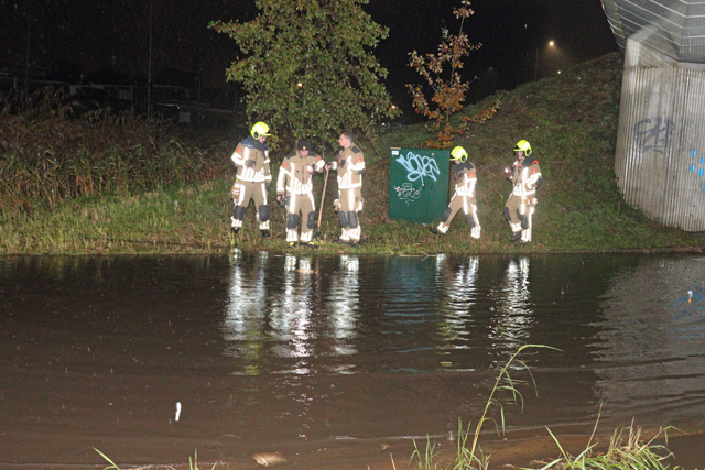 Viaduct afgesloten door wateroverlast aan de Hoogeindse Rondweg Waalwijk