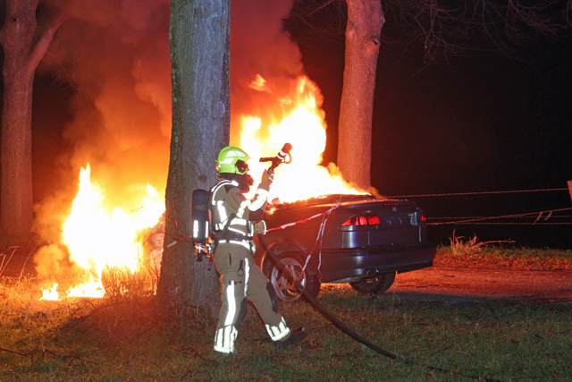 Auto gaat in vlammen op aan de Zomerdijk Waalwijk