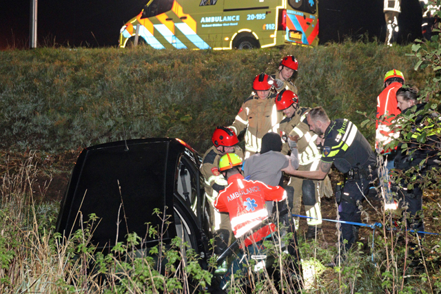 Bestuurster belandt met auto in de sloot bij Waalwijk-Oost