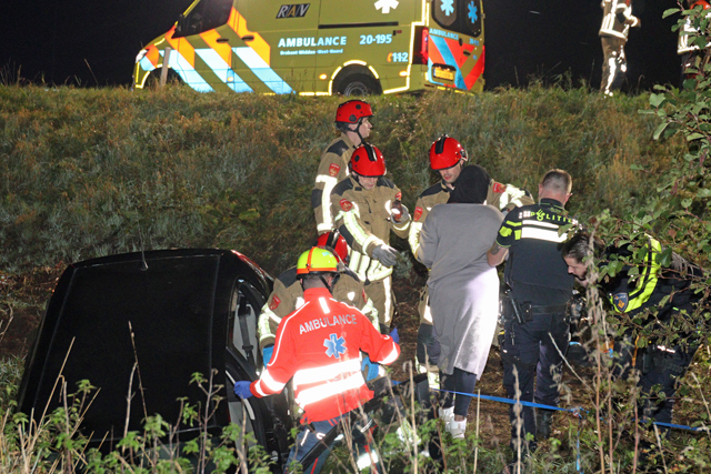 Bestuurster belandt met auto in de sloot bij Waalwijk-Oost