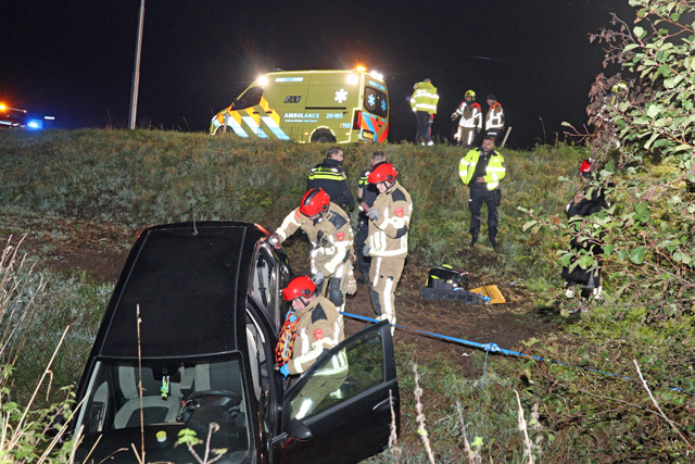 Bestuurster belandt met auto in de sloot bij Waalwijk-Oost