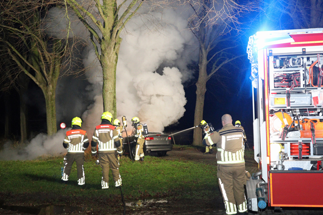 Auto gaat in vlammen op aan de Zomerdijk Waalwijk