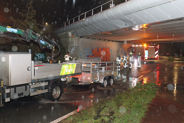 Viaduct afgesloten door wateroverlast aan de Hoogeindse Rondweg Waalwijk