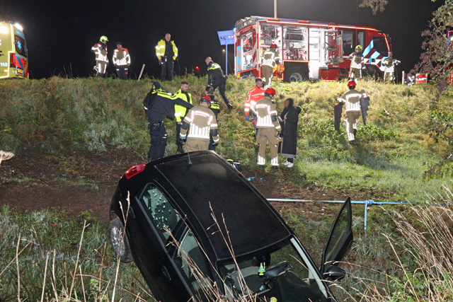 Bestuurster belandt met auto in de sloot bij Waalwijk-Oost