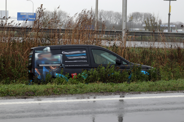 Bestuurder vliegt met auto uit de bocht op de Midden-Brabantweg Waalwijk