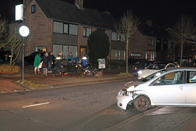 Pizzabezorger komt in botsing met auto aan de Burg. Smeelelaan Waalwijk