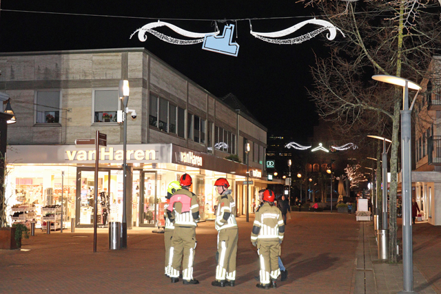 Feestverlichting hangt los in centrum aan de Stationsstraat Waalwijk