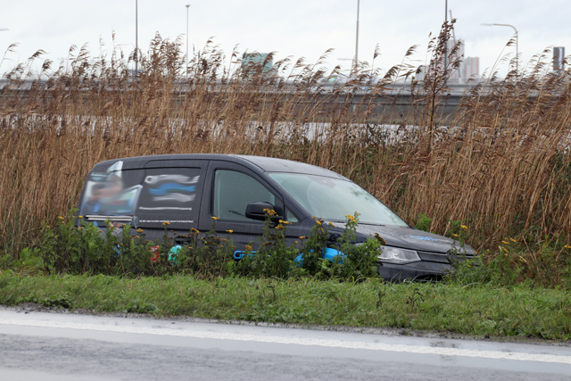 Bestuurder vliegt met auto uit de bocht op de Midden-Brabantweg Waalwijk
