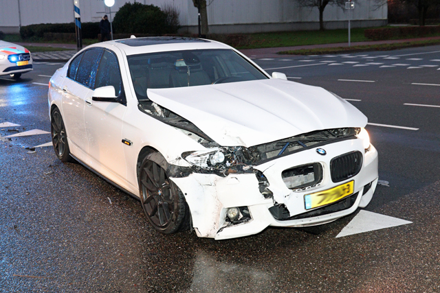 Twee auto’s zwaar beschadigd bij ongeval op kruising aan de Pakketweg Waalwijk