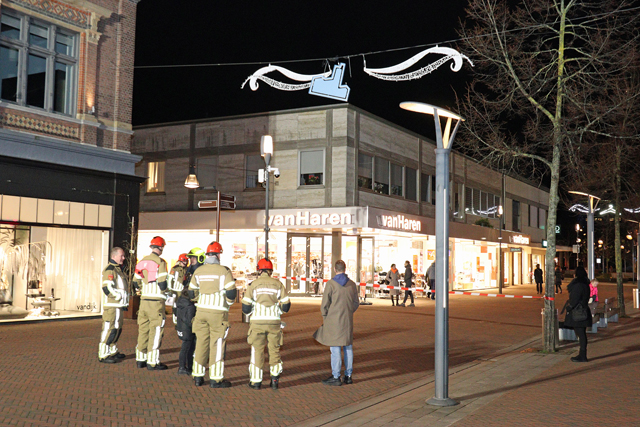 Feestverlichting hangt los in centrum aan de Stationsstraat Waalwijk