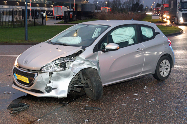 Twee auto’s zwaar beschadigd bij ongeval op kruising aan de Pakketweg Waalwijk