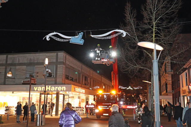 Feestverlichting hangt los in centrum aan de Stationsstraat Waalwijk