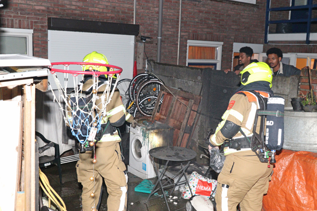Brand in achtertuin aan de Mr. Luybenstraat Waalwijk