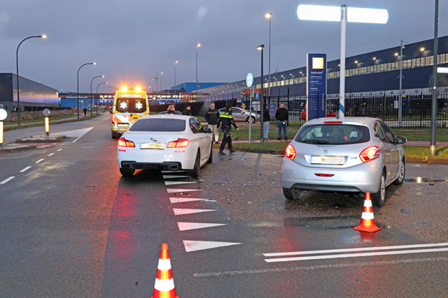 Twee auto’s zwaar beschadigd bij ongeval op kruising aan de Pakketweg Waalwijk