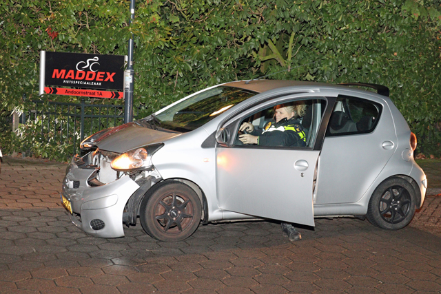 Pizzabezorger komt in botsing met auto aan de Burg. Smeelelaan Waalwijk