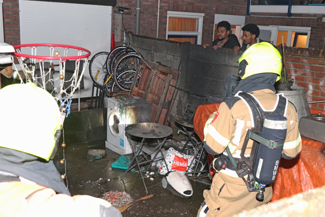 Brand in achtertuin aan de Mr. Luybenstraat Waalwijk
