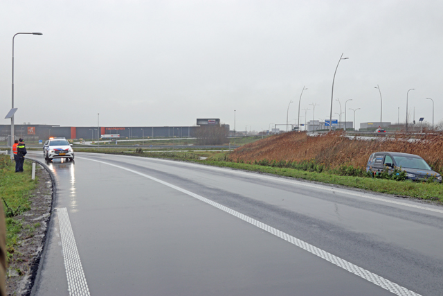 Bestuurder vliegt met auto uit de bocht op de Midden-Brabantweg Waalwijk