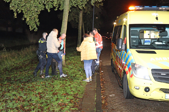 Omstander redt man uit het ijskoude water aan de Klaproosstraat Waalwijk