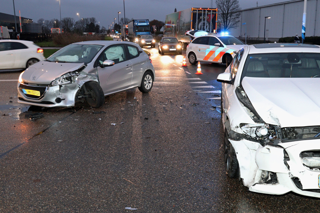 Twee auto’s zwaar beschadigd bij ongeval op kruising aan de Pakketweg Waalwijk