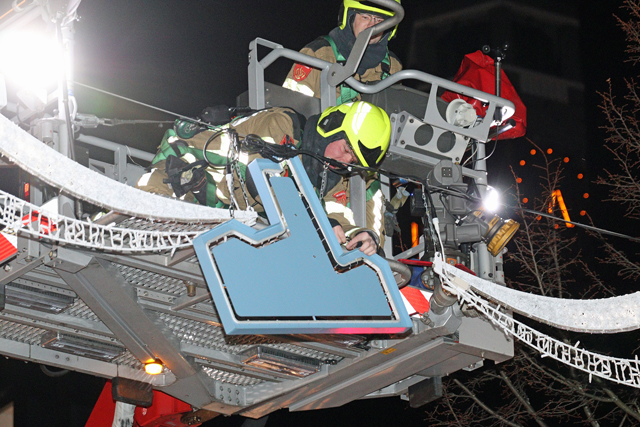Feestverlichting hangt los in centrum aan de Stationsstraat Waalwijk
