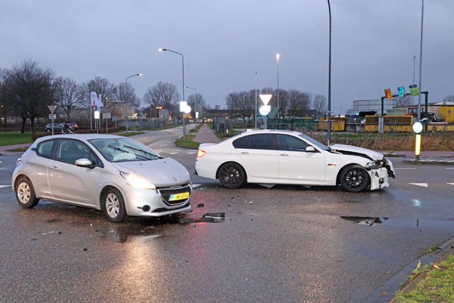 Twee auto’s zwaar beschadigd bij ongeval op kruising aan de Pakketweg Waalwijk